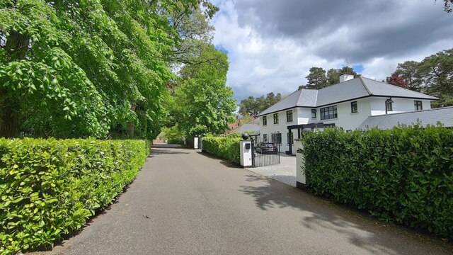 crawley-drive-james-emmans-cc-by-sa-2-0-geograph-britain-and-ireland