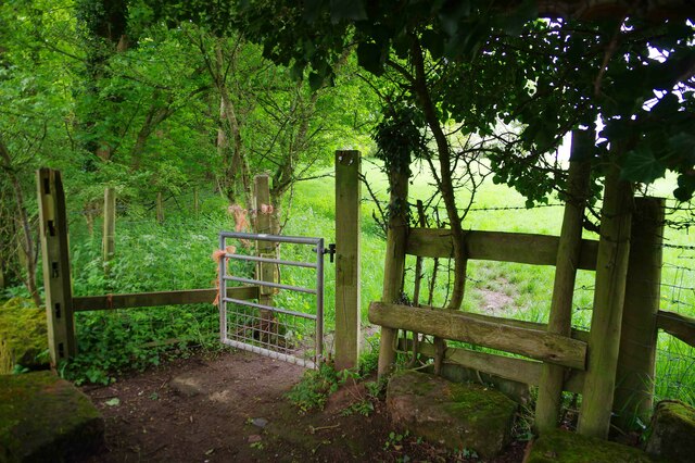 Gate on public footpath, Droitwich Spa, Worcs