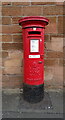 NX9775 : George VI postbox on Whitesands, Dumfries by JThomas