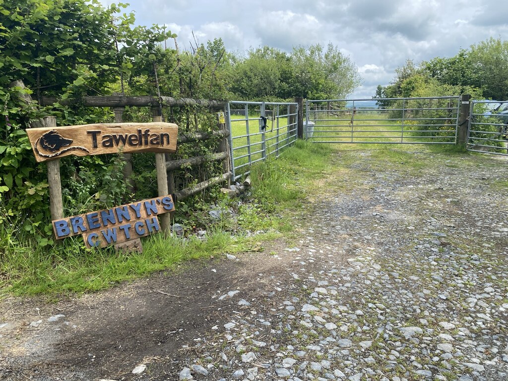 Farm gates © Alan Hughes cc-by-sa/2.0 :: Geograph Britain and Ireland