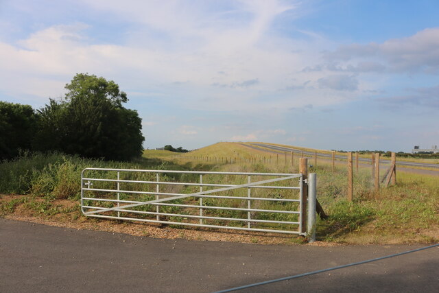 Farm track by Potton Road, Hilton