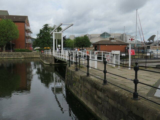 Lifting bridge, Railway Dock, Hull
