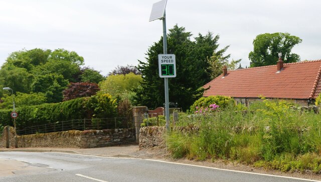 Speed warning sign on A917