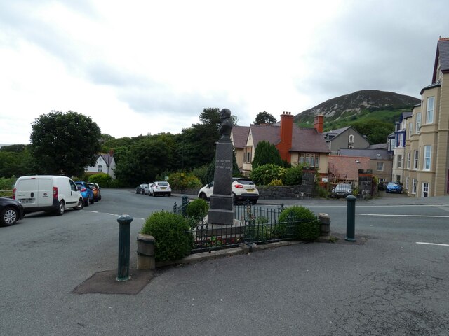 Gladstone Memorial: right side view