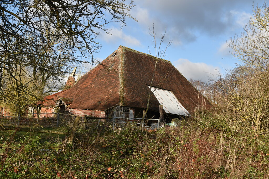 Barn, Kensham Farm © N Chadwick cc-by-sa/2.0 :: Geograph Britain and ...