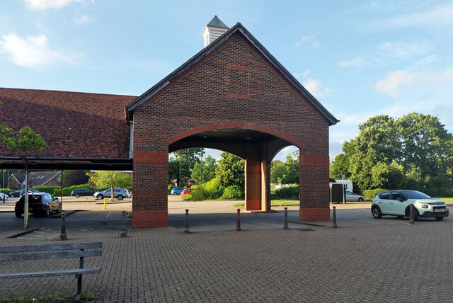 Maidenbower Square, Maidenbower, Crawley © Robin Webster :: Geograph