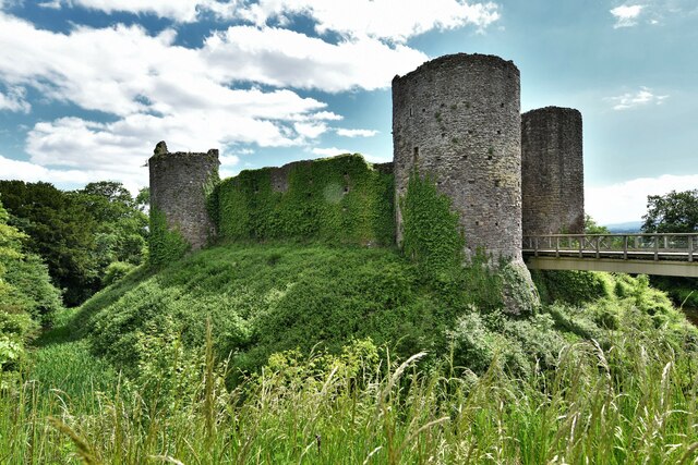 Llanvetherine, The White Castle: Inner... © Michael Garlick cc-by-sa/2. ...