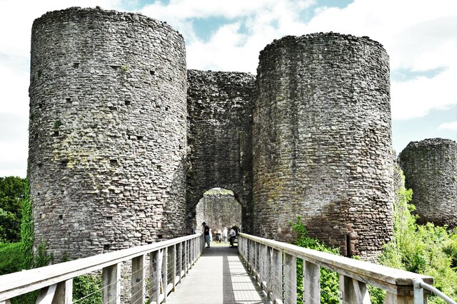 Llanvetherine, The White Castle: Inner... © Michael Garlick cc-by-sa/2. ...