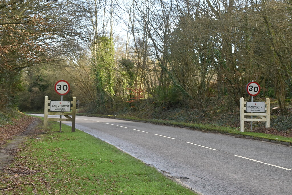 Entering Sandhurst, A268 © N Chadwick cc-by-sa/2.0 :: Geograph Britain ...