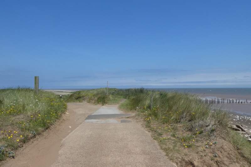 Spurn Point track © DS Pugh cc-by-sa/2.0 :: Geograph Britain and Ireland