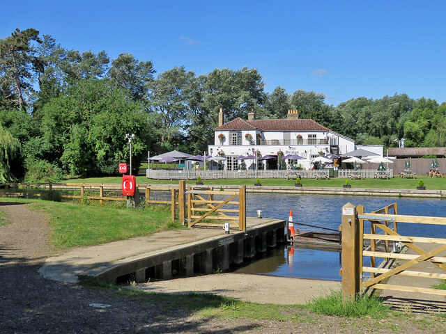 Clayhithe: across the Cam to The Bridge © John Sutton cc-by-sa/2.0 ...