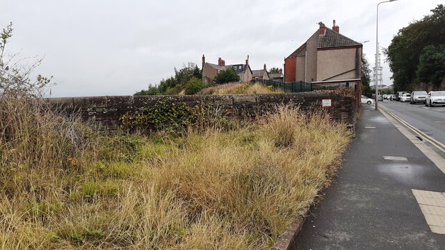 Parapet of railway tunnel and #129... © Roger Templeman :: Geograph ...