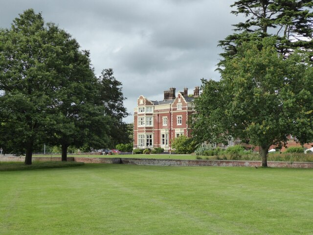 Wivenhoe House © Russel Wills cc-by-sa/2.0 :: Geograph Britain and Ireland