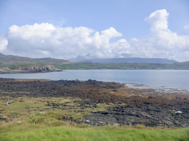 Shoreline, Cragaig © Richard Webb cc-by-sa/2.0 :: Geograph Britain and ...