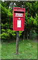 Elizabeth II postbox on the A46, Aston Cross