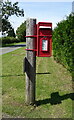 Elizabeth II postbox on Egdon Lane, Windmill Hill