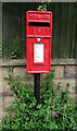 Elizabeth II postbox on Old Road, Bromyard