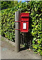 Elizabeth II postbox on Gloucester Road, Golden Valley