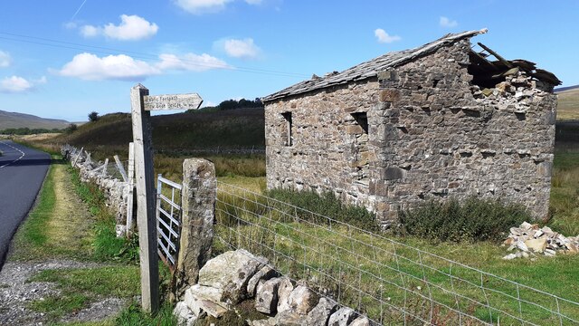 Barn in field on east side of B6259 at junction with footpath to How Beck Bridge
