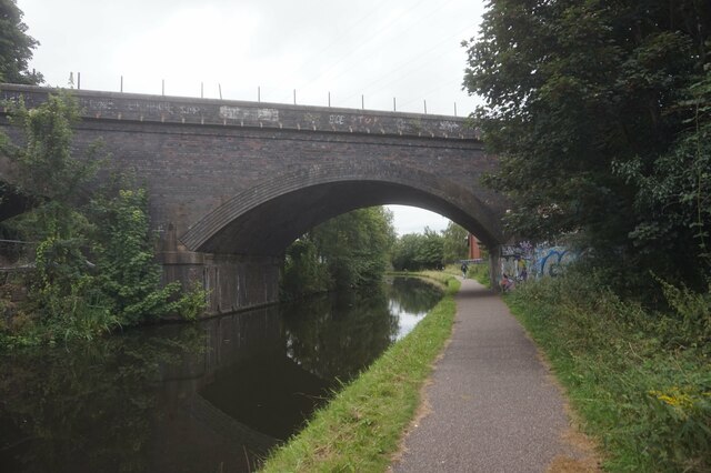 Worcester & Birmingham Canal towards bridge #74