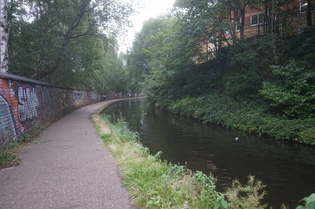 Worcester & Birmingham Canal towards bridge #88