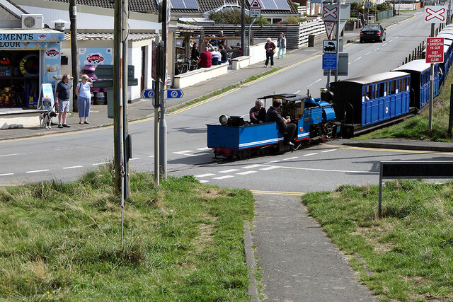 A Fairbourne Railway train on the Penrhyn Drive level crossing
