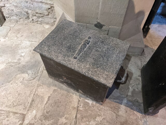 Box inside St. Peter's church (Nave | Llancillo)