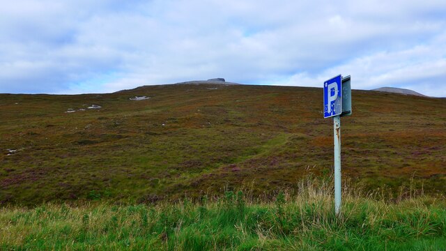 Parking place and start of the faint footpath to the Eas a Chual Aluinn waterfall