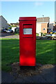 NS6858 : Elizabethan postbox on Blantyre Farm Road, Blantyre by JThomas