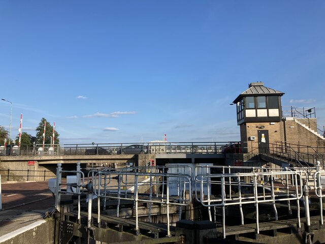 Bridge and lock at the entrance to Oulton Broad