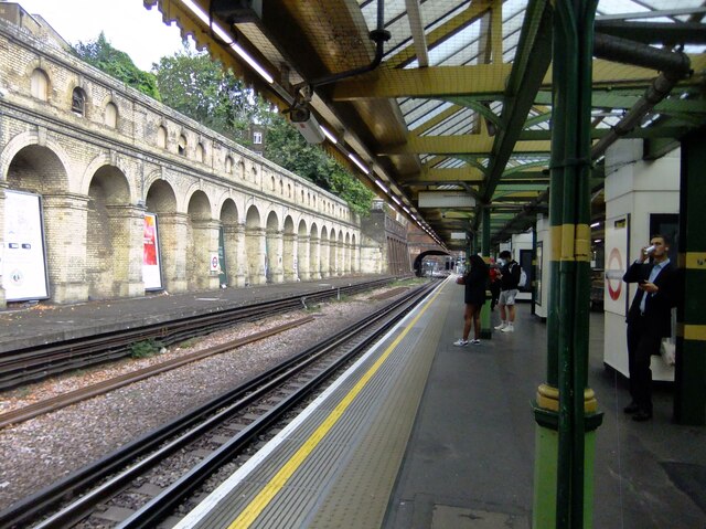 South Kensington Underground station: view eastward from Platform 2