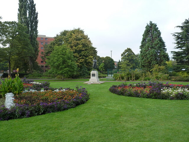 Museum Gardens and the statue of Captain Smith