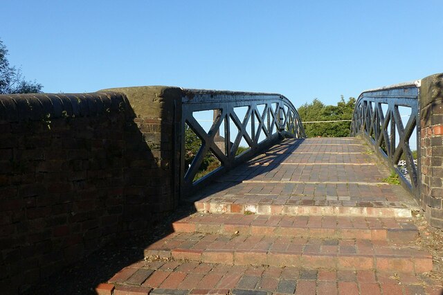 Hawkesbury Junction towpath bridge