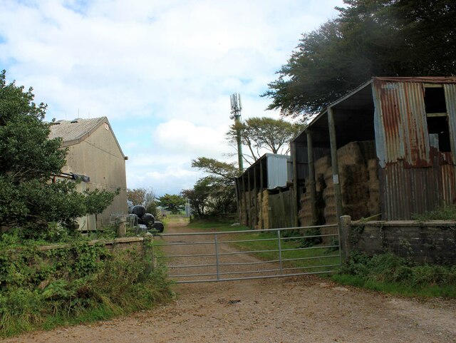 Barns & mobile phone mast, Lydiate Lane