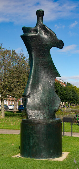 Welwyn Garden City : sculpture by Henry Moore