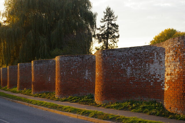 Crinkle-crankle wall down the south side of Easton Park