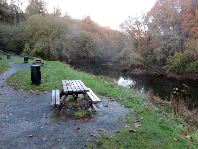 Bord bicnig ar lan Afon Teifi / Picnic table on the Teifi River