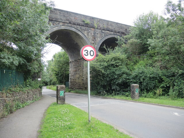 Henfield Road railway bridge © Neil Owen cc-by-sa/2.0 :: Geograph ...