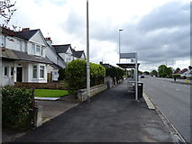 NS5164 : Bus stop and shelter on Glasgow Road (A761) by JThomas