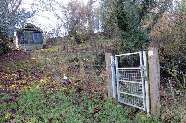 Gât gerddwyr ar lwybr / Pedestrian gate on path