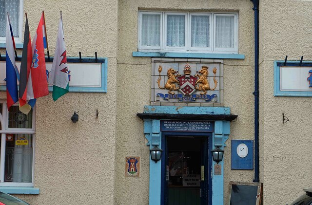 Berkeley Arms (2) - coat of arms, 19... © P L Chadwick :: Geograph Britain and Ireland