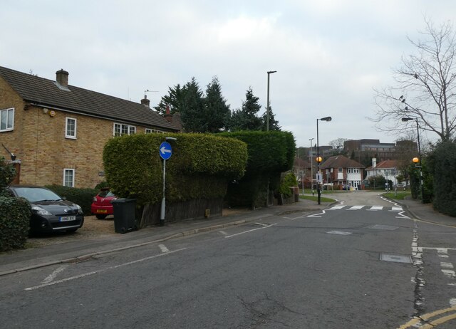 Approaching the junction of Heathside Crescent and Park Road