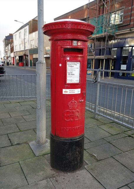 Edward VIII postbox on Cliff Street © JThomas cc-by-sa/2.0 :: Geograph ...