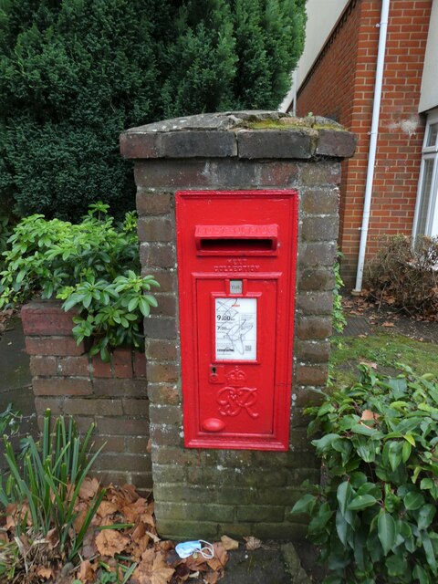 Postbox in Maybury Road © Basher Eyre cc-by-sa/2.0 :: Geograph Britain ...