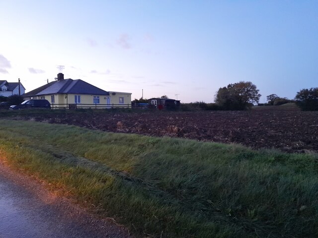Houses and field by Mashbury Road near Pleshey