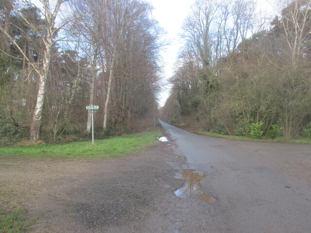 Path junction near Lound Hall