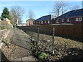 SE3321 : Do fences make good neighbours along a Wakefield footpath? by Christine Johnstone