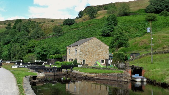 Long Lees Lock & Canal Feed © Kevin Waterhouse cc-by-sa/2.0 :: Geograph ...