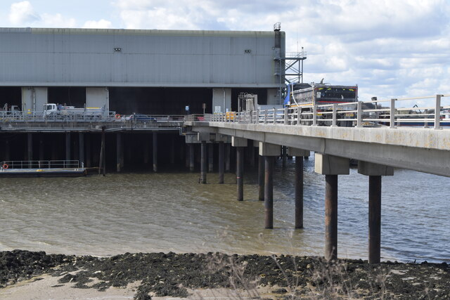 Waste handling jetty at Coldharbour © David Martin cc-by-sa/2.0 ...