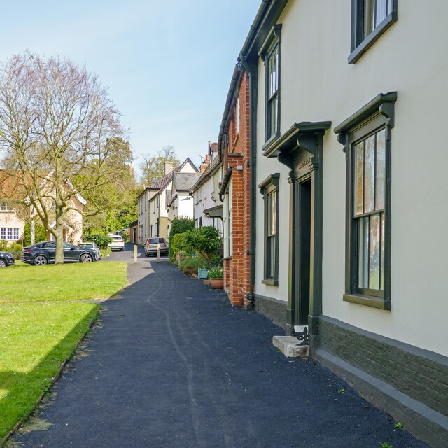 Housing along the green at Low Street, Hoxne